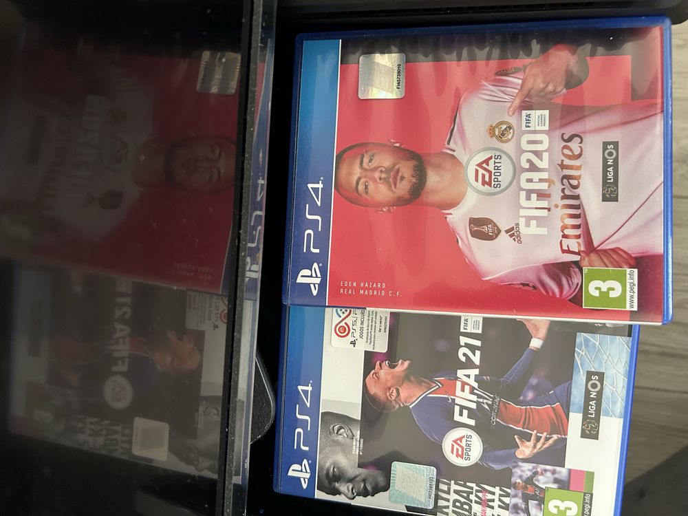 Playstation 4 com dois comandos
