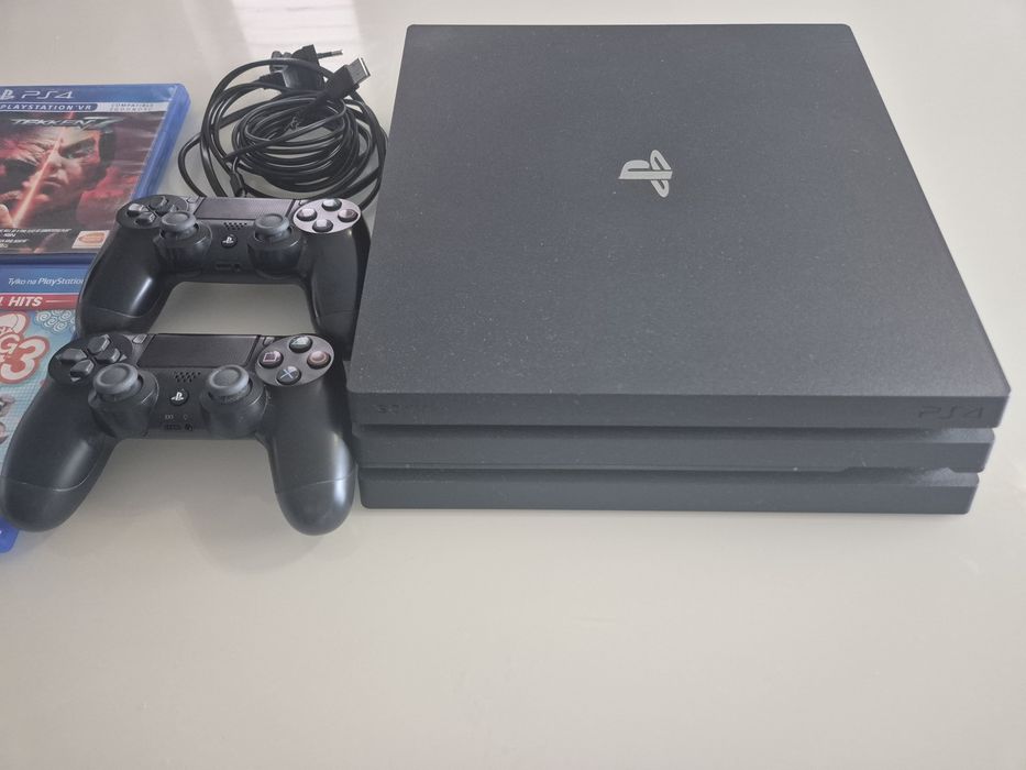 PS4 PRO CUH-7216B + 2 pady + gry