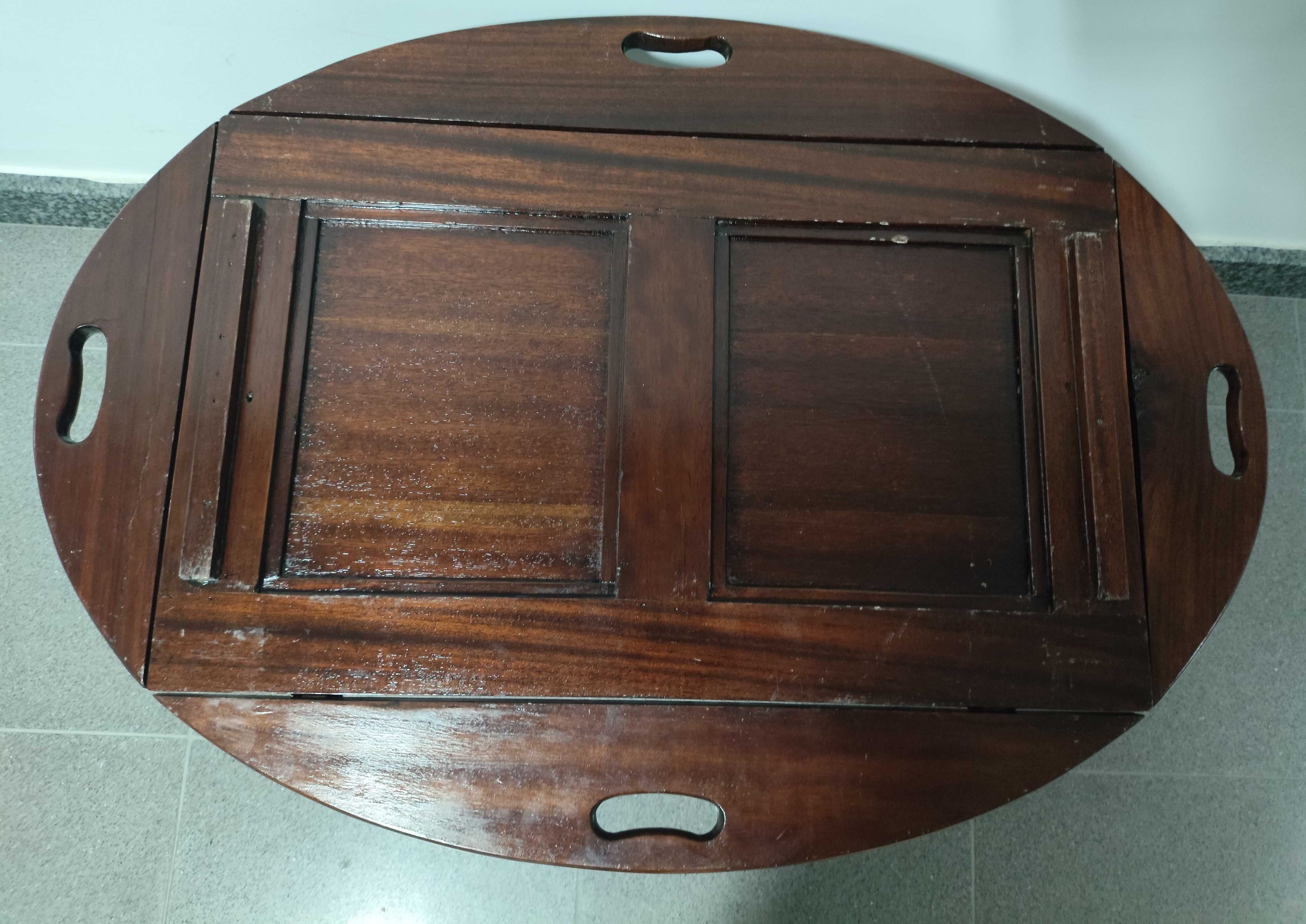 Mesa de apoio com tabuleiro removível