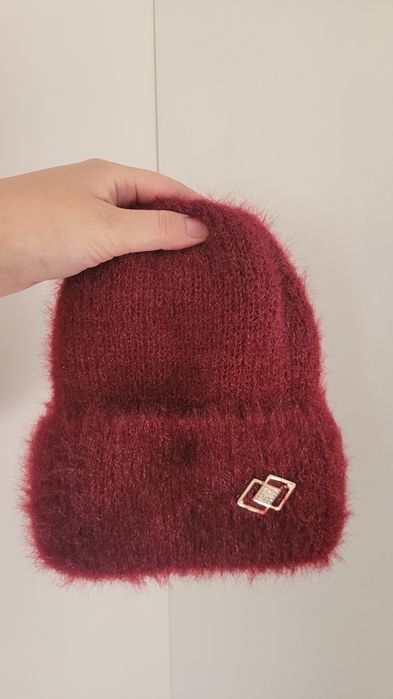 Bordowa czapka miękka cudowna z ozdobą