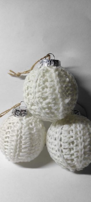 Białe szydełkowe bombki, rękodzieło, z plastikowym wypełnieniem