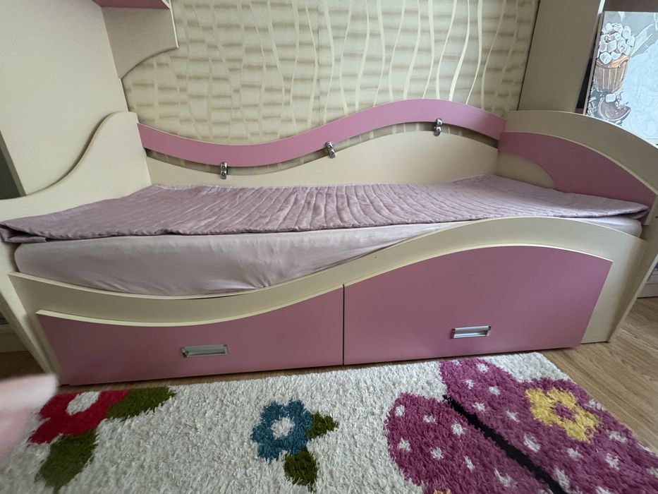 Ліжко для дівчини.