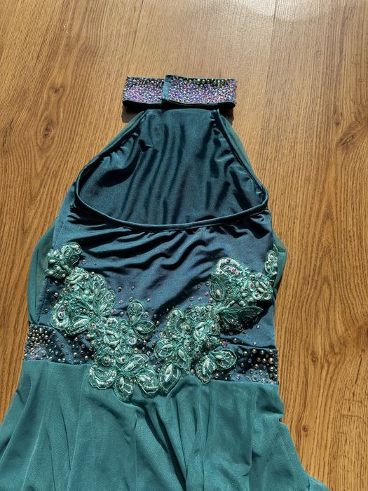 Bogato zdobiony stroj do tańca dla dziewczynki