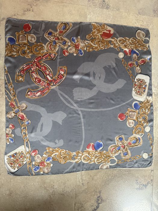 Apaszka Chanel z delikatnego muślinowego jedwabiu