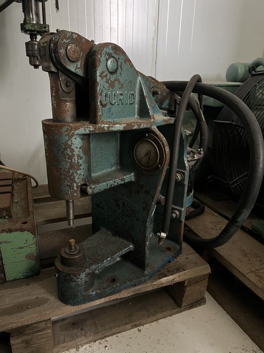 Пневматичний верстат для клепки гальмівних накладок Jurid