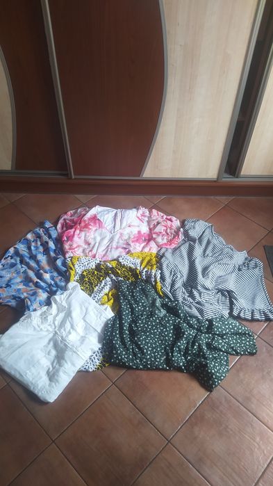 Sprzedam Pakę ubrań damskich rozm.50.Trzy sukienki i dwie bluzki.