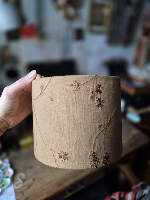 Mały materiałowy klosz vintage brązowy w kwiaty nakładany na żarówkę