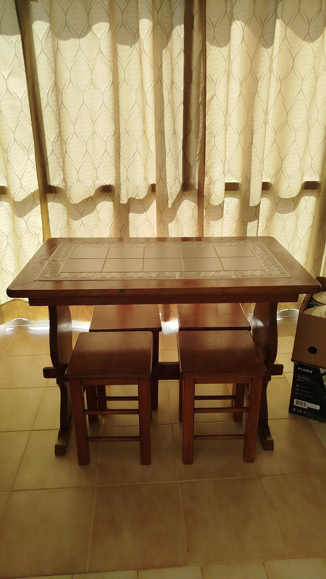 Conjunto Mesa e bancos