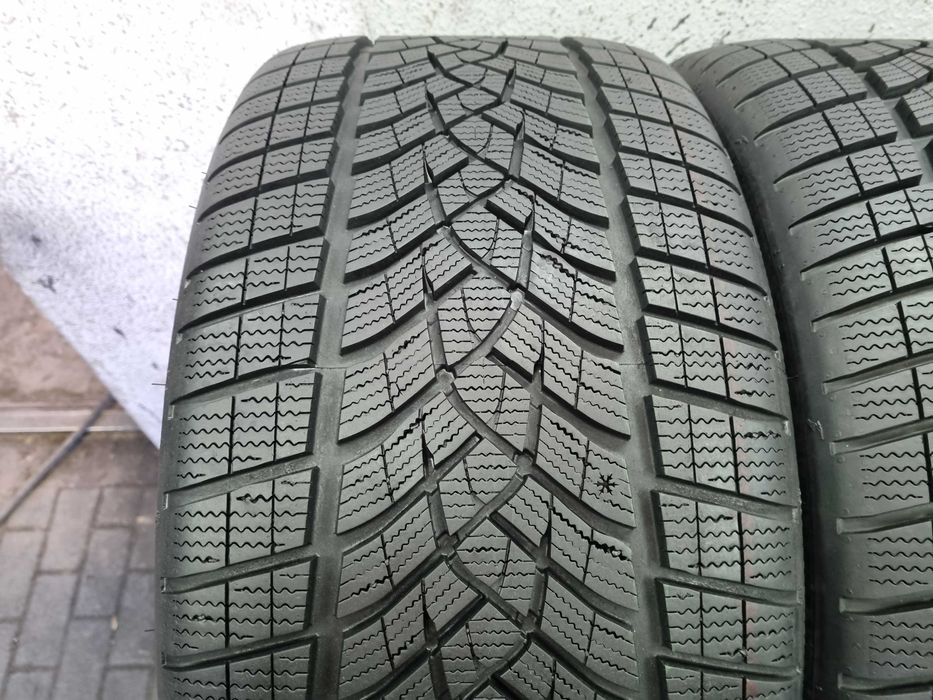 245/40/19 98V 275/35/19 100V Goodyear Ultra Grip Preformance KOMPLET