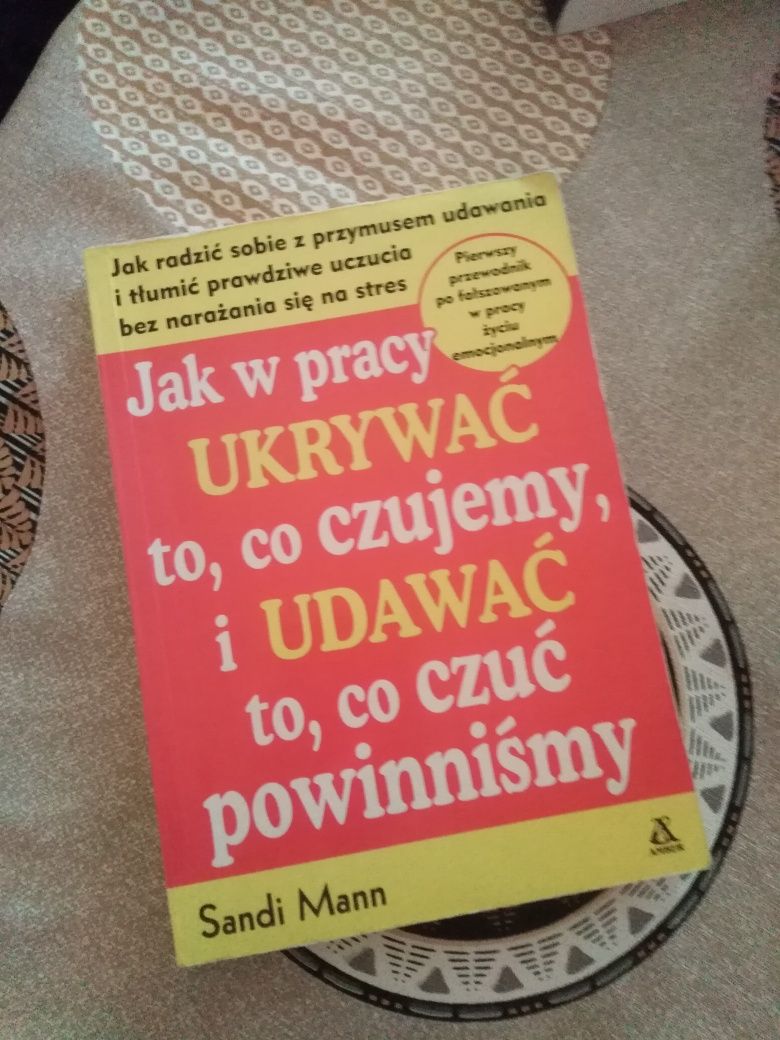 Mann Jak w pracy ukrywać to,co czujemy i udawać to,co czuć powinniśmy