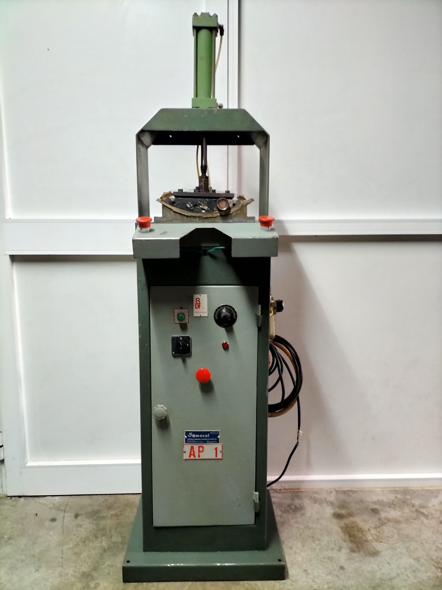 Máquina para calçado de colar testeiras