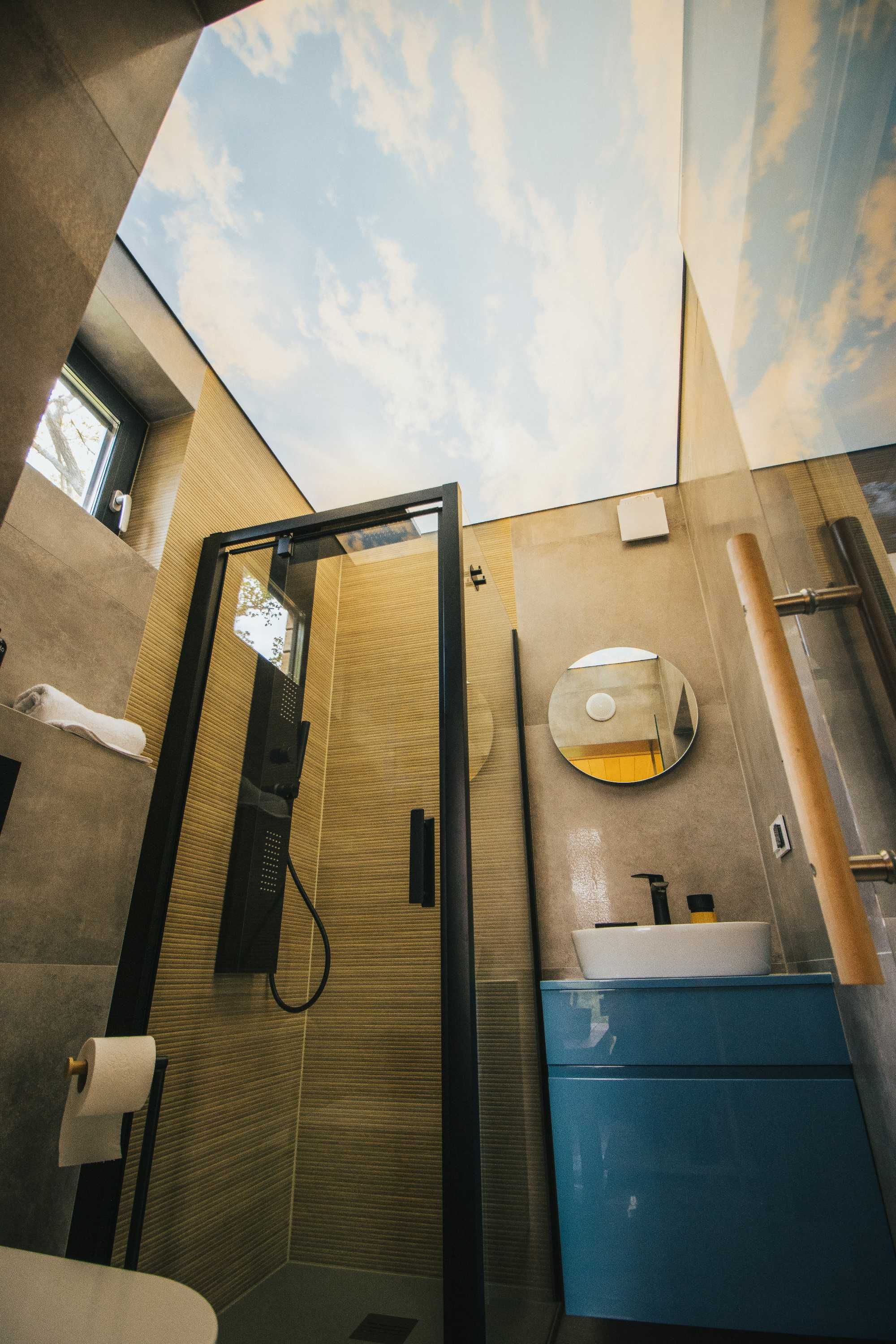 Domek na skale z jacuzzi sauna SPA na wyłączność nad jeziorem majówka