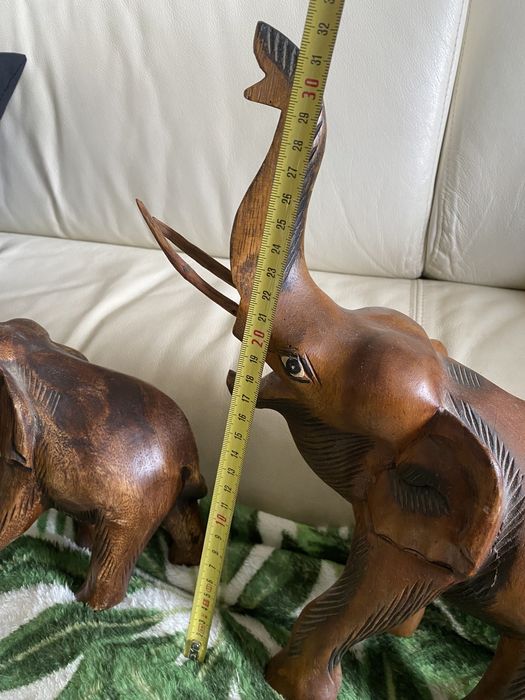 2 elefantes em madeira maciça