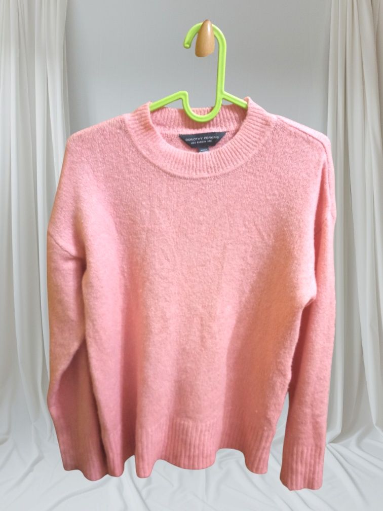 Różowy sweter miły w dotyku