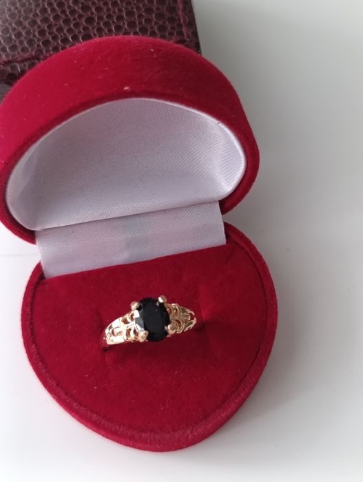 Pozłacany pierścionek z czarnym oczkiem średnica 18mm 17 jubilerskie