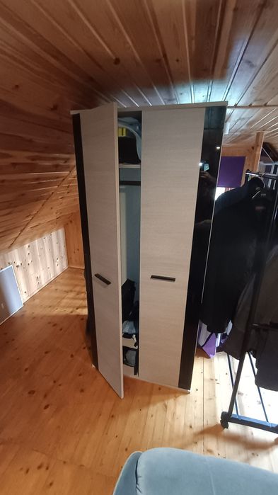 Szafa dwudrzwiowa z dwoma półkami i zawieszeniem na ubrania