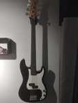 Gitara basowa Harley Benton wraz ze wzmacniaczem itd.
