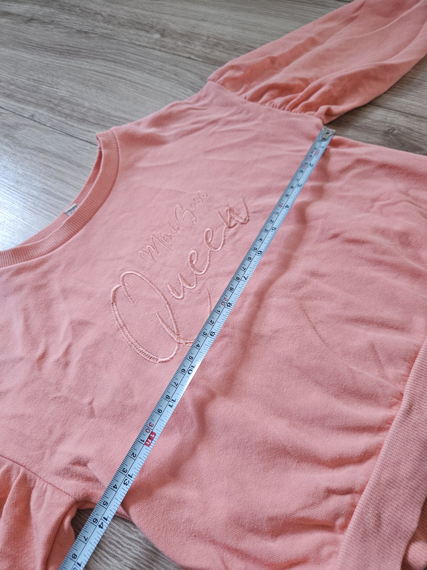 Bluza morelowa River island z bufiastymi rękawami napis sass Queen