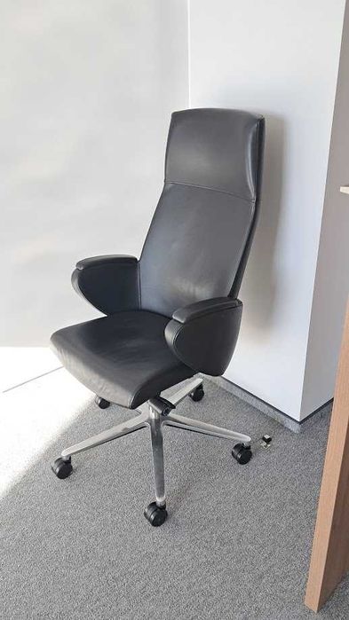 Fotel biurowy w kolorze czarnym.