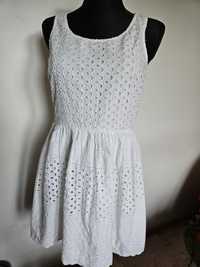 Biała haftowana sukienka