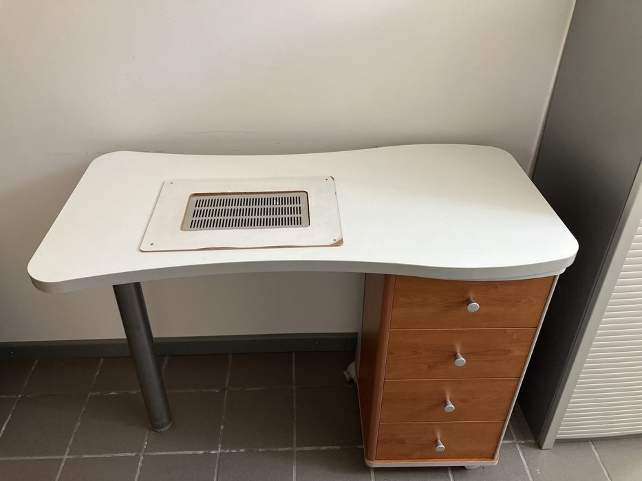 Mesa de manicure com aspirador