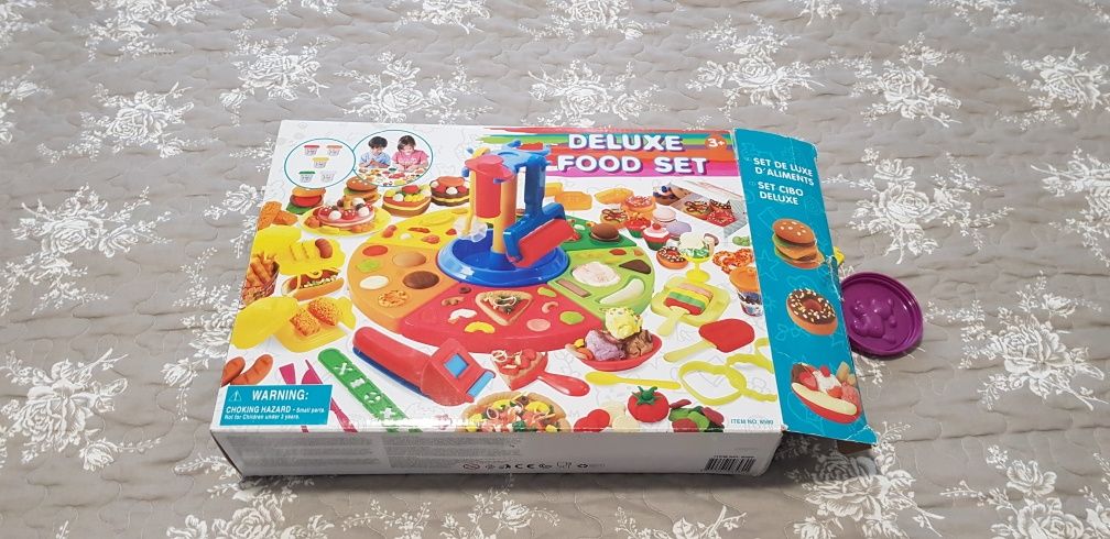 Duży zestaw do ciastoliny. Play doh. Deluxe food set.