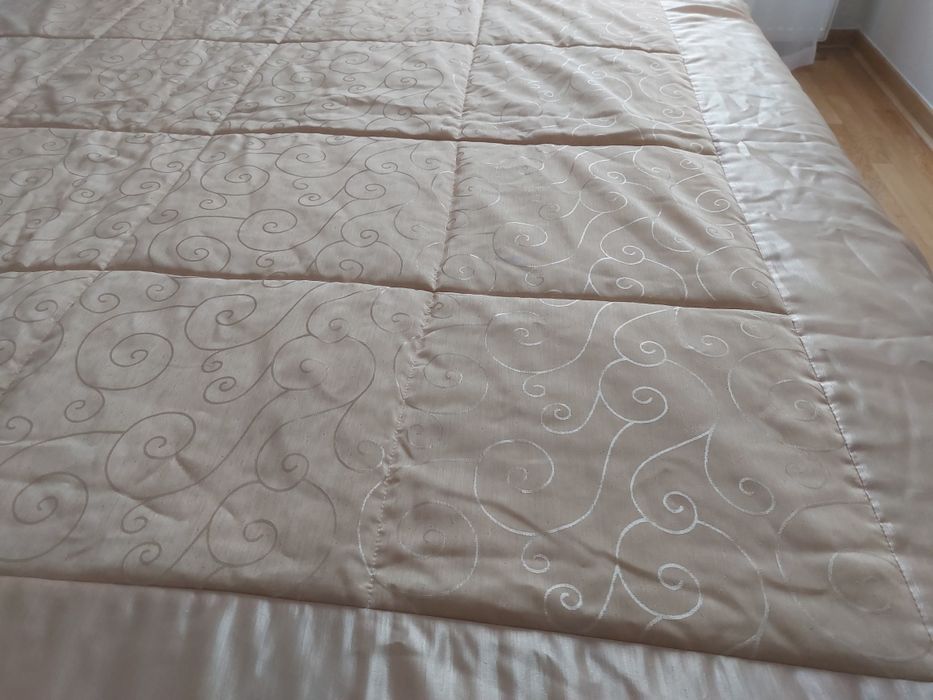 Narzuta na łóżko 160 cm z poduszkami – elegancka, z podszewką, zlota