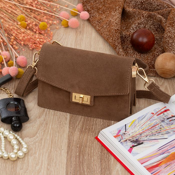 VERA PELLE torebka zamszowa listonoszka z klapą i paskiem V688 taupe