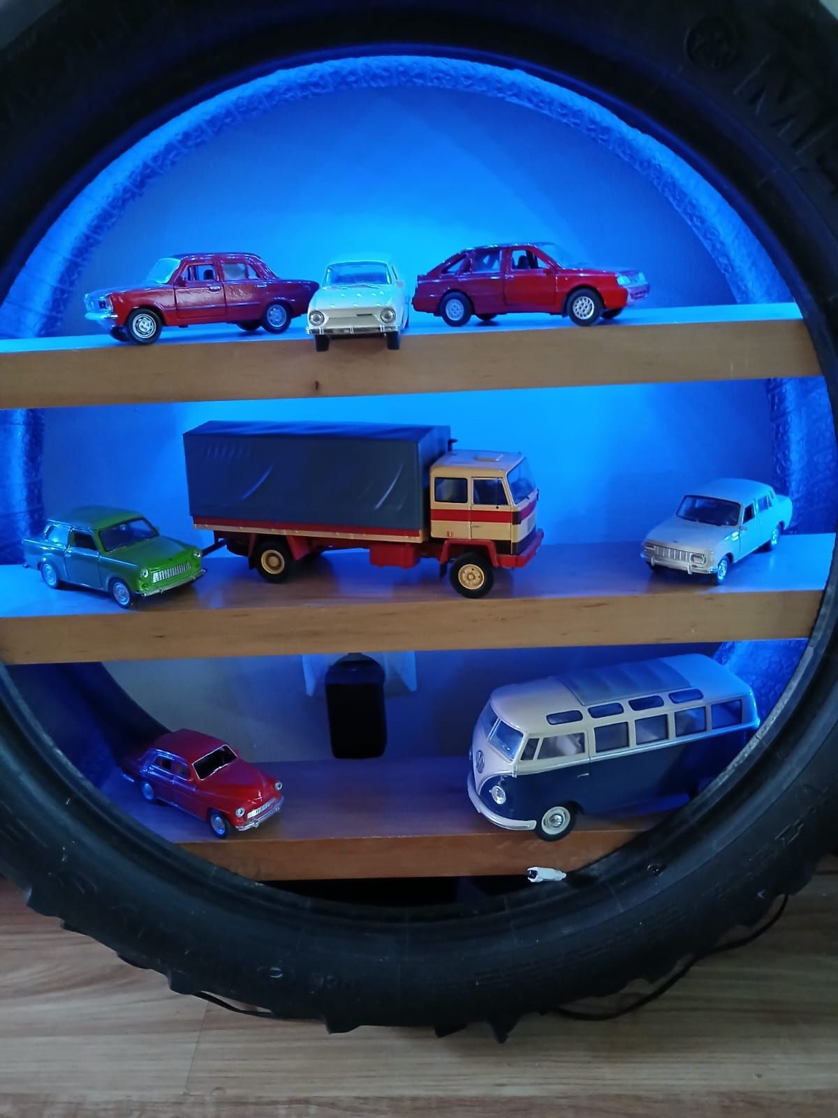 Półka podświetlana LED opona-pilot