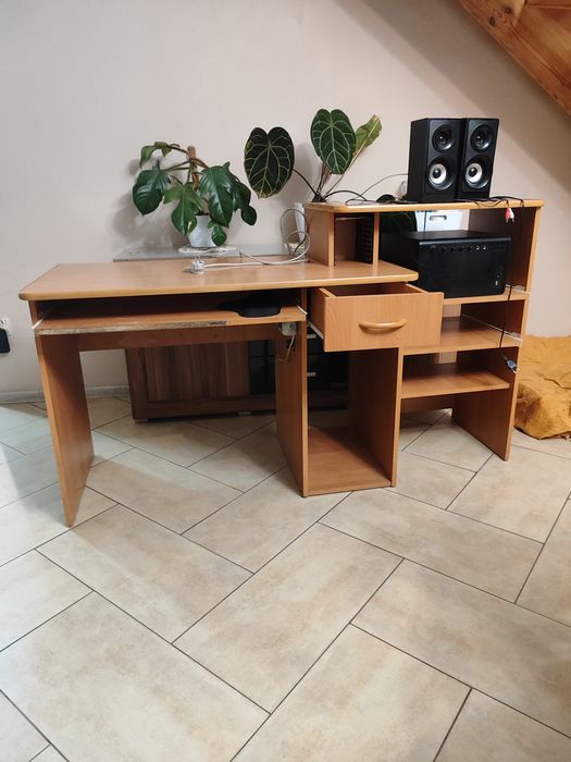 Biurko za darmo.Monitor gratis.