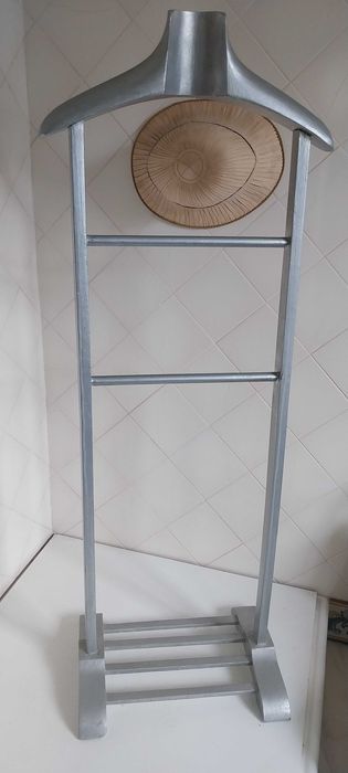 Cabide antigo, mesas apoio, cabeceiras, Roupeiro PAX, escrivaninha.