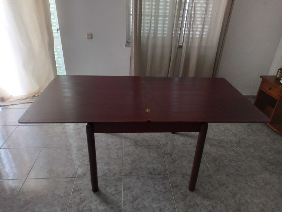 Mesa de sala com quatro cadeiras