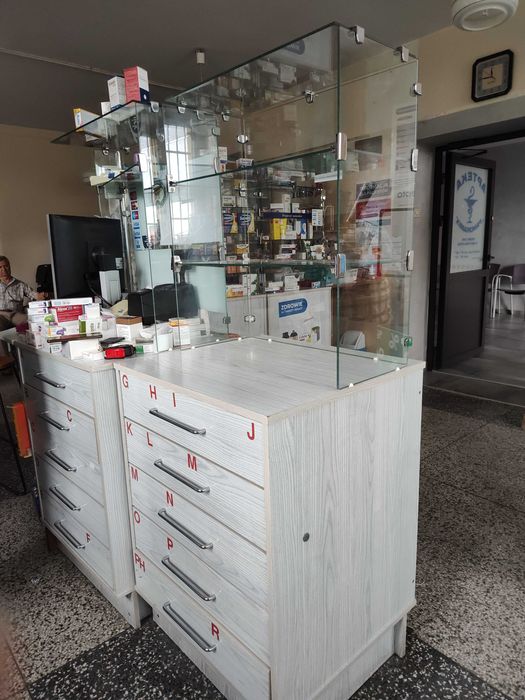 Meble apteczne, szafka z nadstawą szklaną