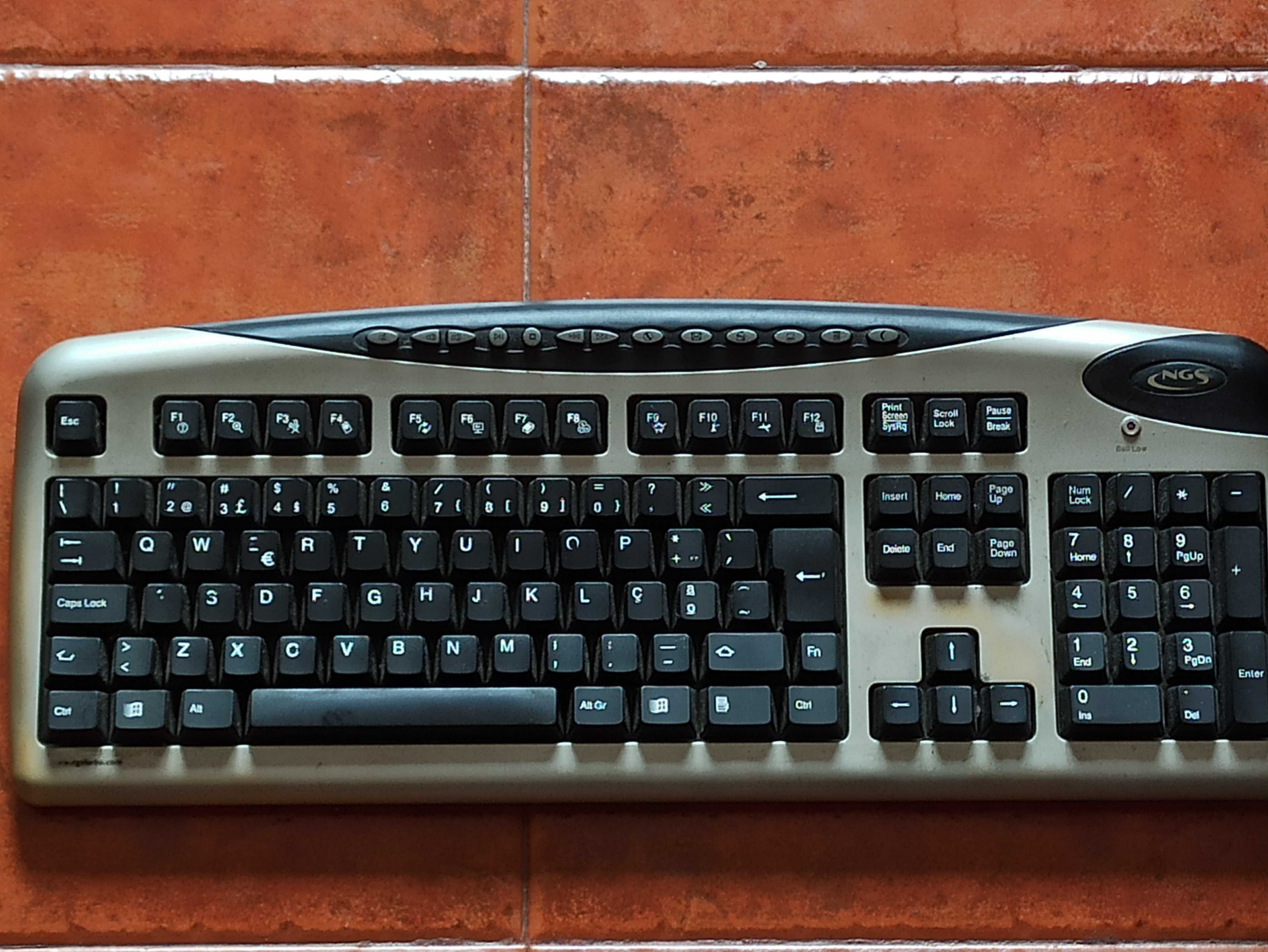 Teclados de computador em bom estado