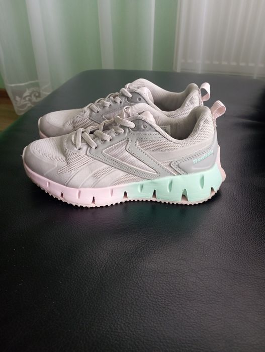 Продам для дівчинки кросівки