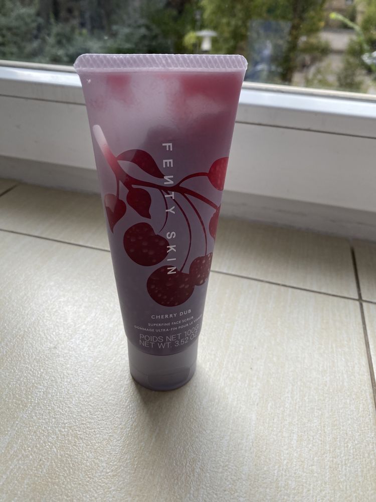 Oczyszczający peeling do twarzy Cherry Dub Fenty Skin