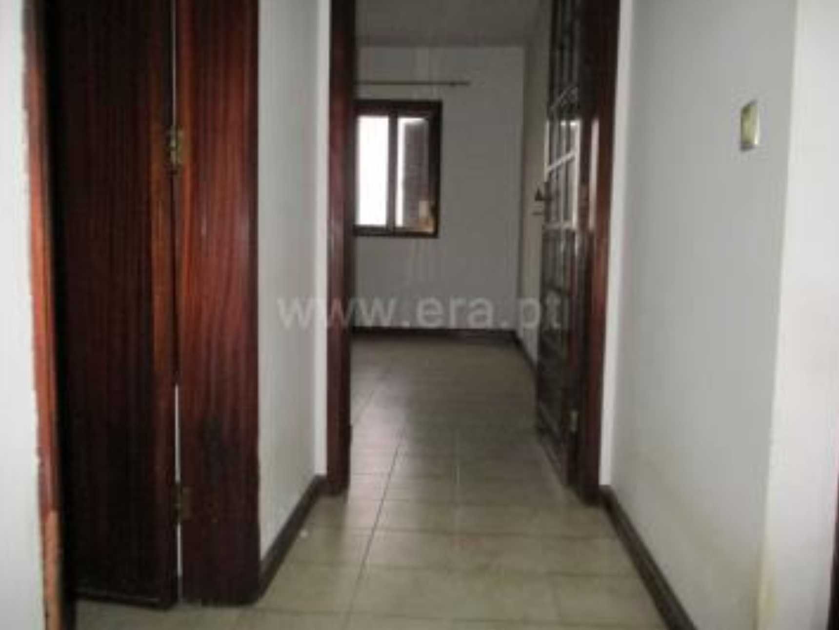 Casa geminada, 2frentes, 2entradas, 2pisos, T1 terraço, esp. comercial