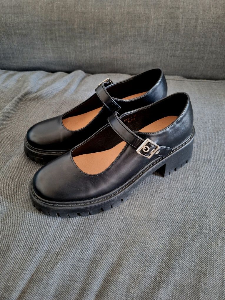 Buty Półbuty na obcasie z klamrą czarne w stylu retro rozmiar 38