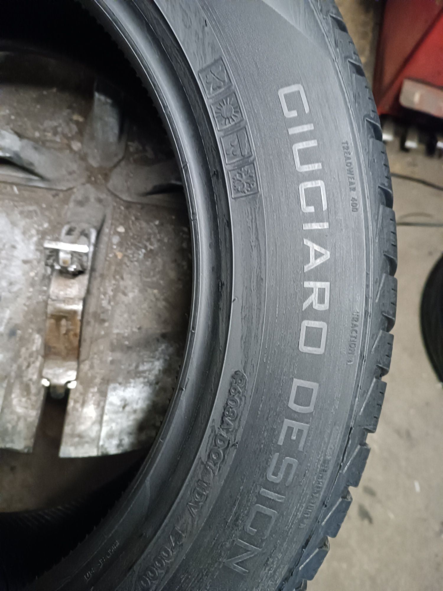 Sprzedam bardzo ładne Opony Vredestein 235/55 r19