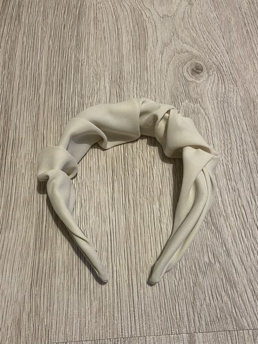 Biała wpadająca w kremowy, ozdobna opaska do włosów