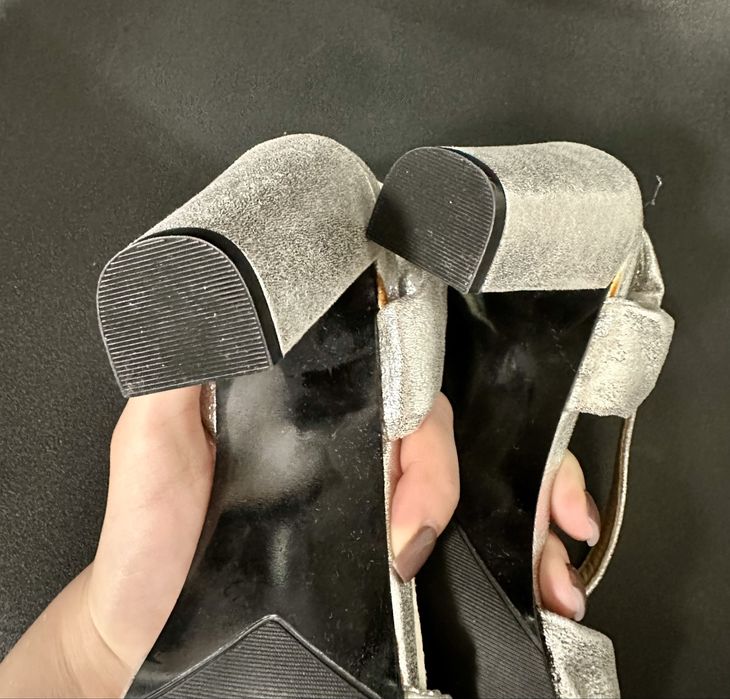 Босоножки на каблуке серебристые