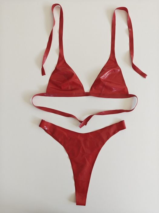 Czerwony komplet lateksowy bielizna bikini S/M