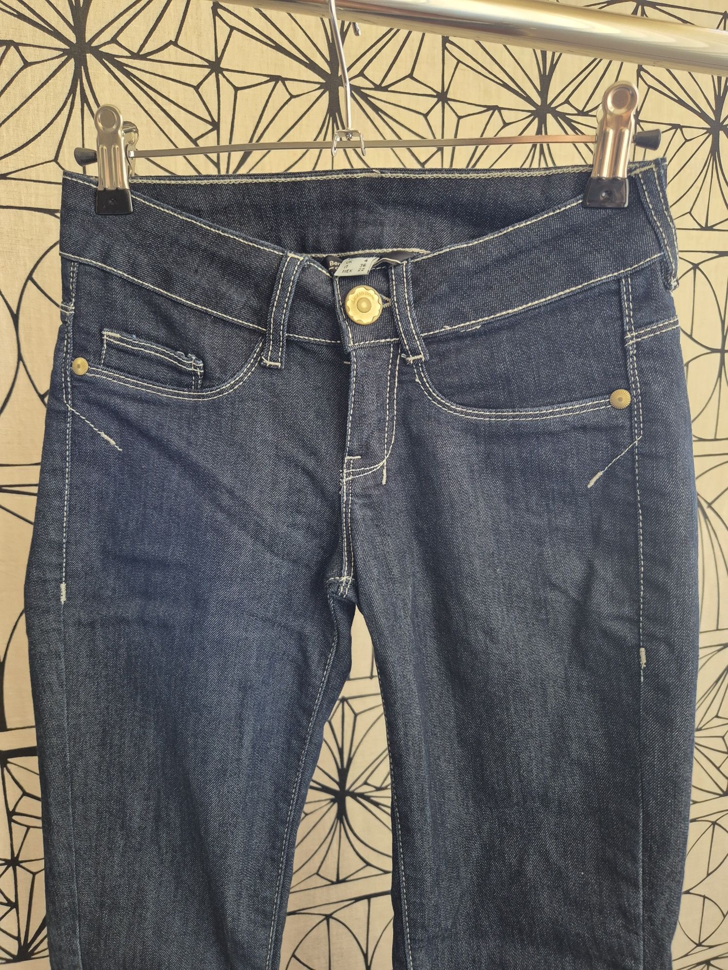 Calças de ganga skinny azul escuro T32 Bershka 

Corte justo, com cost