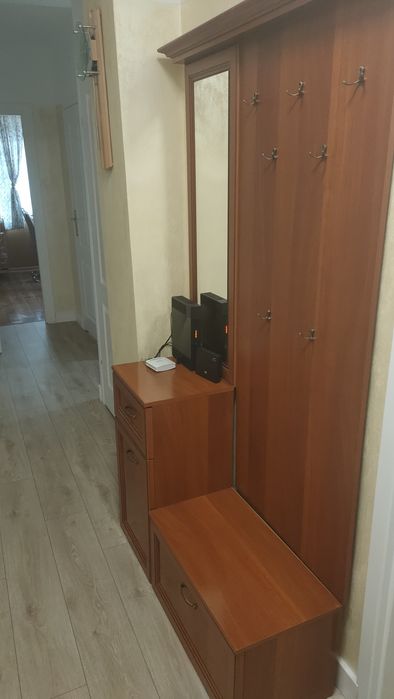 Szafka z wieszakiem do przedpokoju.