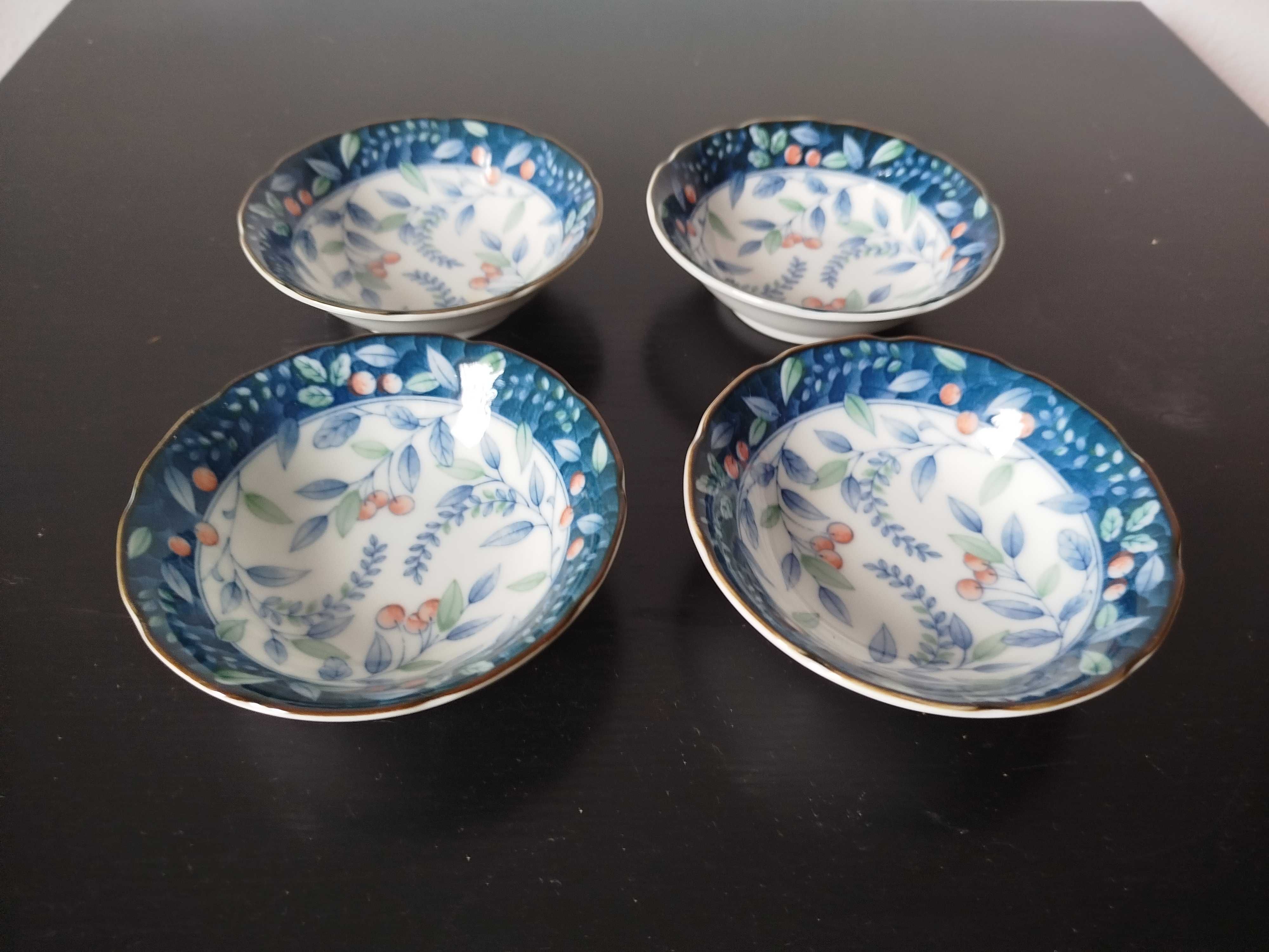 Conjunto de quatro taças em porcelana