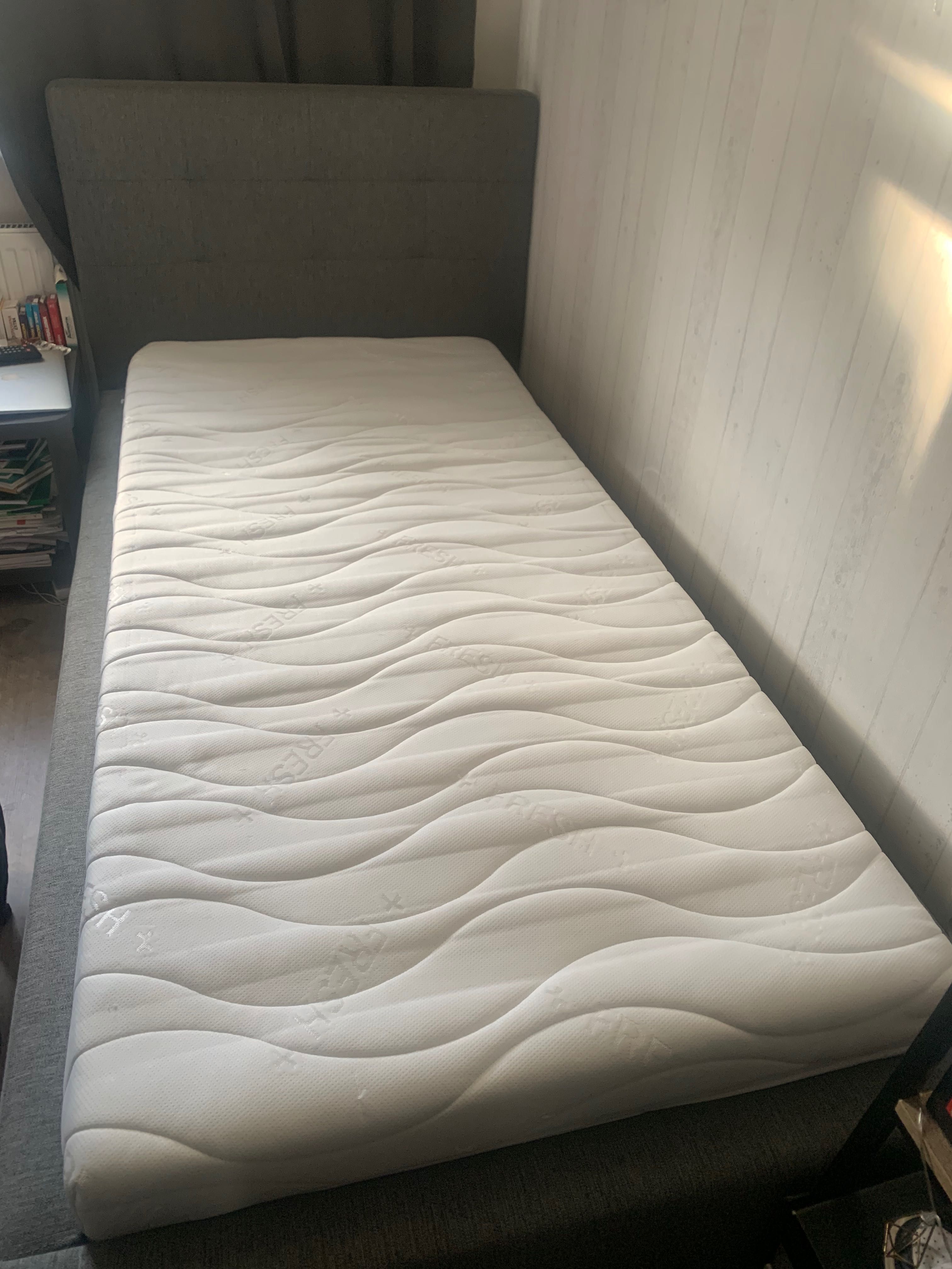 Łóżko z tapicerką w bardzo dobrym stanie plus materac