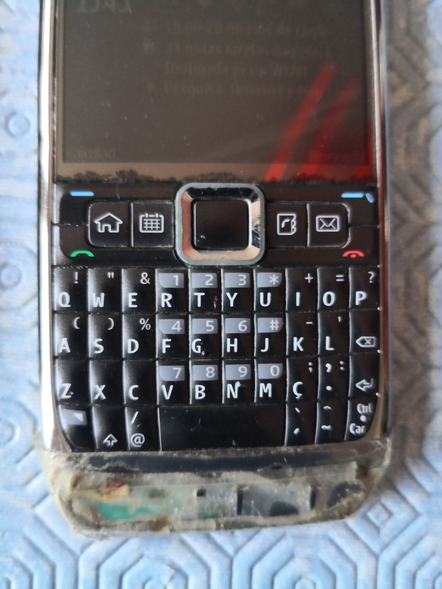 Nokia E71 Cizento a funcionar. Bloqueado Meo. Possui uma peça partida.