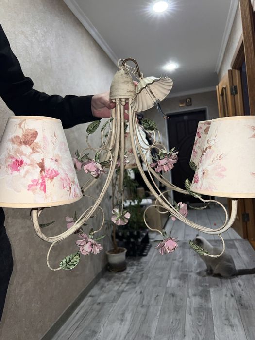 Стильна люстра в стилі прованс яка стане прикрасою для вашої кімнати.