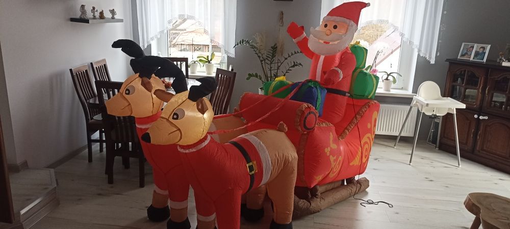 Dmuchany Mikołaj z Saniami