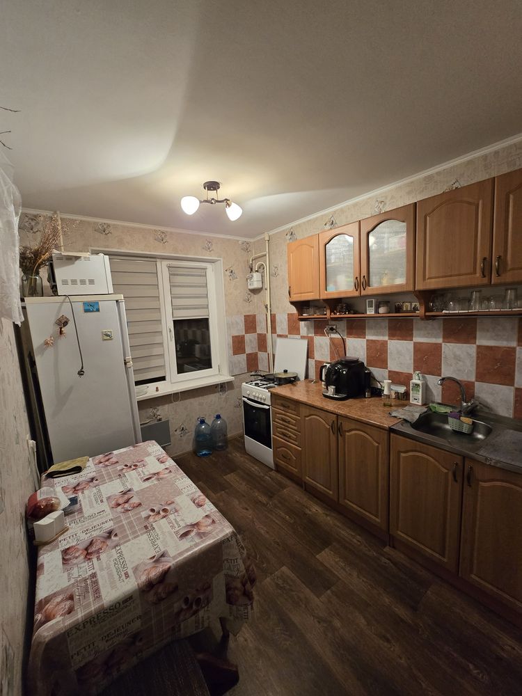 Продам 4 кімнатну квартиру з косметиним ремонтом